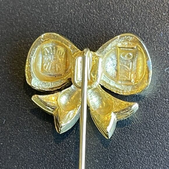 Bow Stick Pin Signed Mimi D N ~AKA~ Mimi di Niscemi Vintage Gold Tone Dainty - Picture 5 of 8